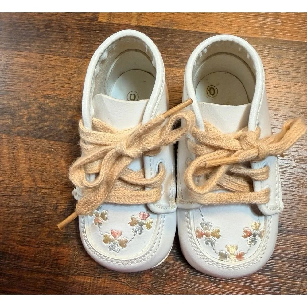 Vintage soft sole infant crib shoe. Embroidered hearts.  Newborn size 0.